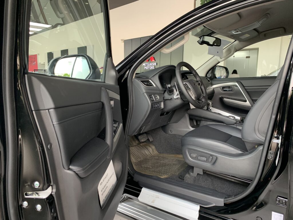 Mitsubishi Pajero Giảm Giá 220 Triệu Đồng - Cơ Hội Rinh Xe SUV Đỉnh Cao!